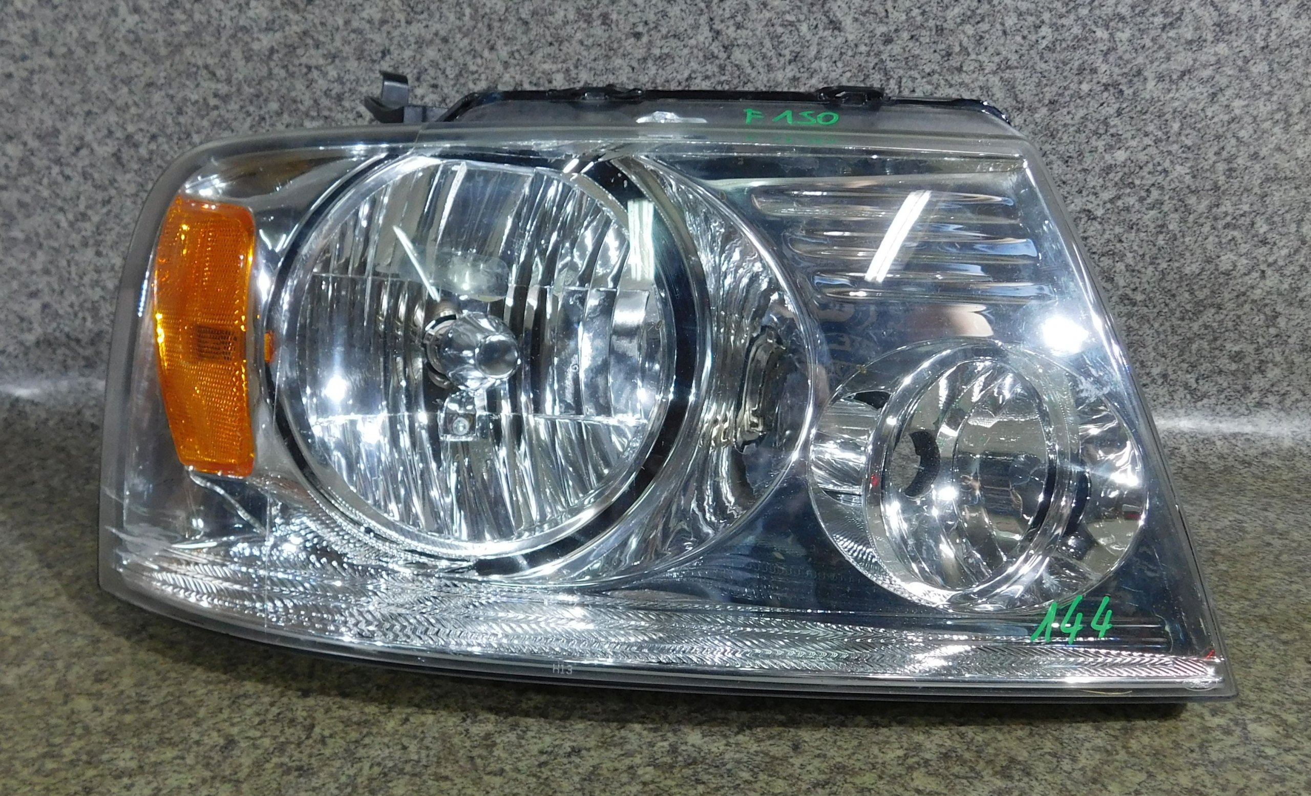 Ford F150 права фара перед передняя