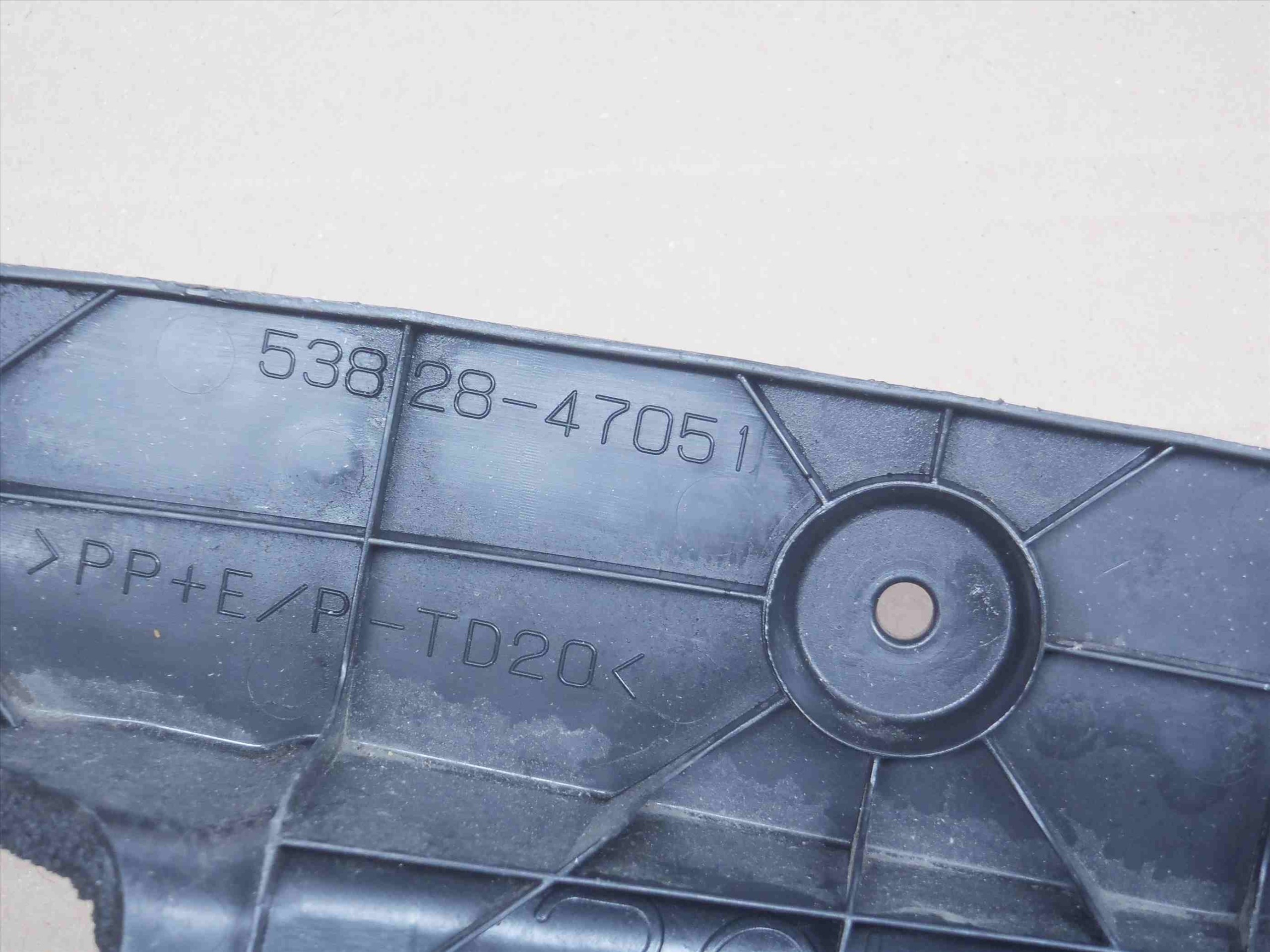 PRIUS PLUS 12 14 WYGLUSZENIE OSLONA NADKOL BLOTNIK Car type Passenger cars