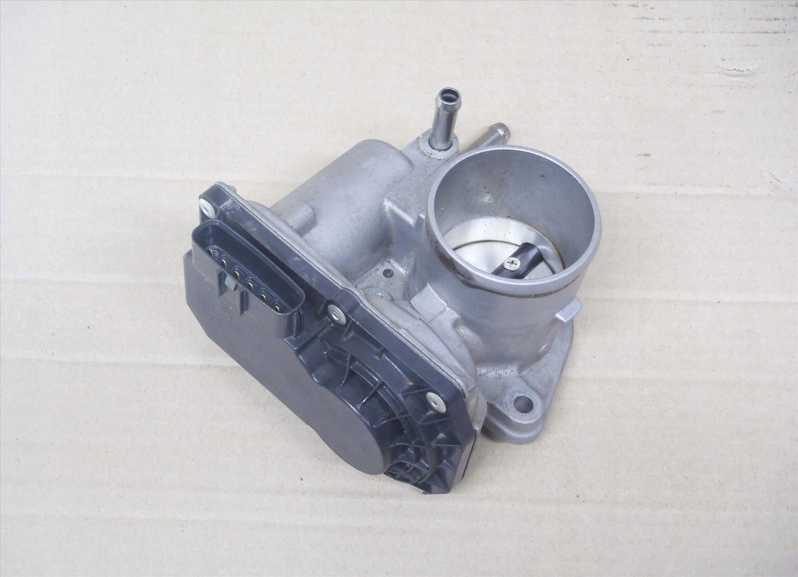 A22030-47040 - YARIS III 11-20 1,5 ГІБРИДНИЙ ДРОСЕЛЬНИЙ КОЛЕКТОР