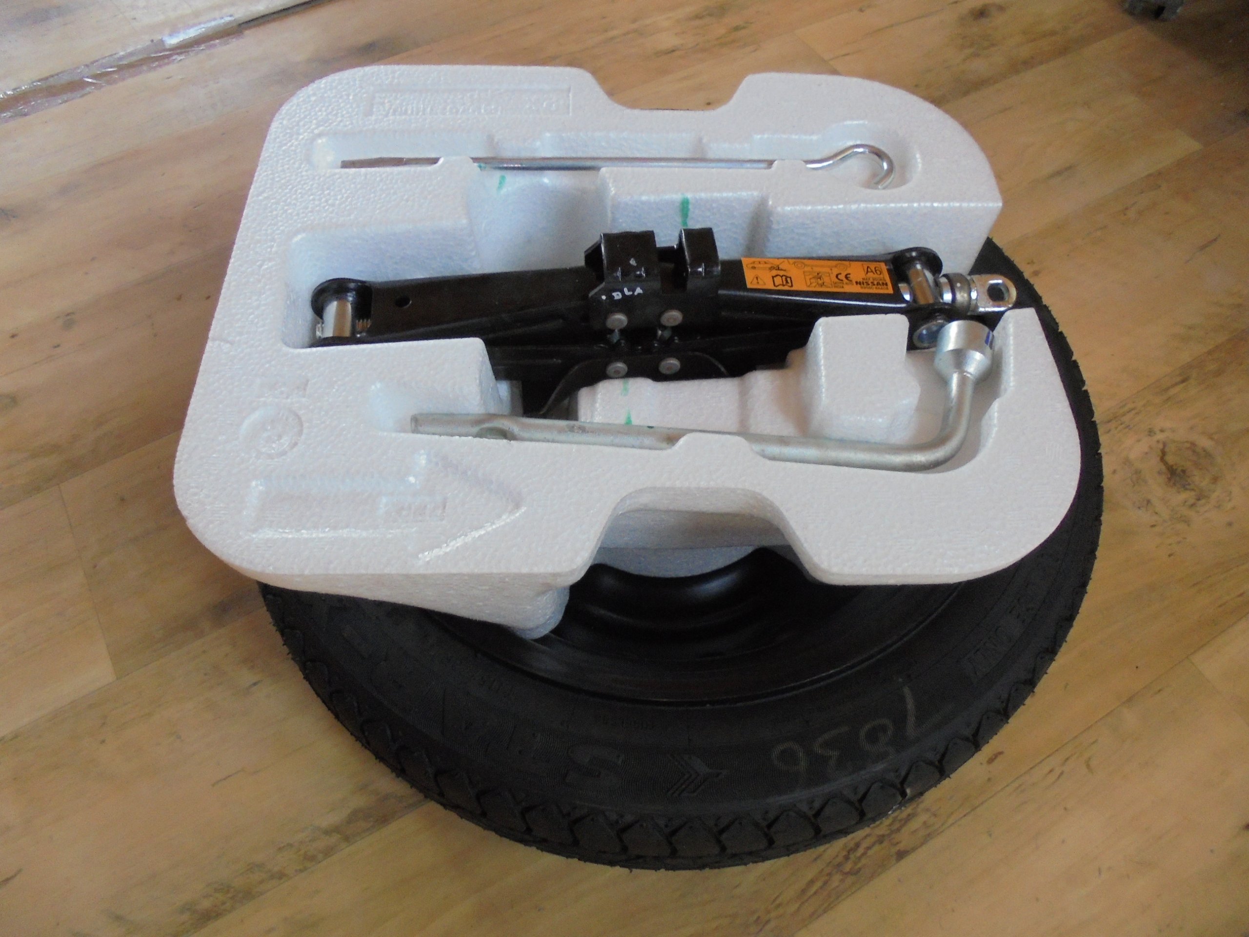 NISSAN MICRA K13 набор домкратов, гаечный ключ