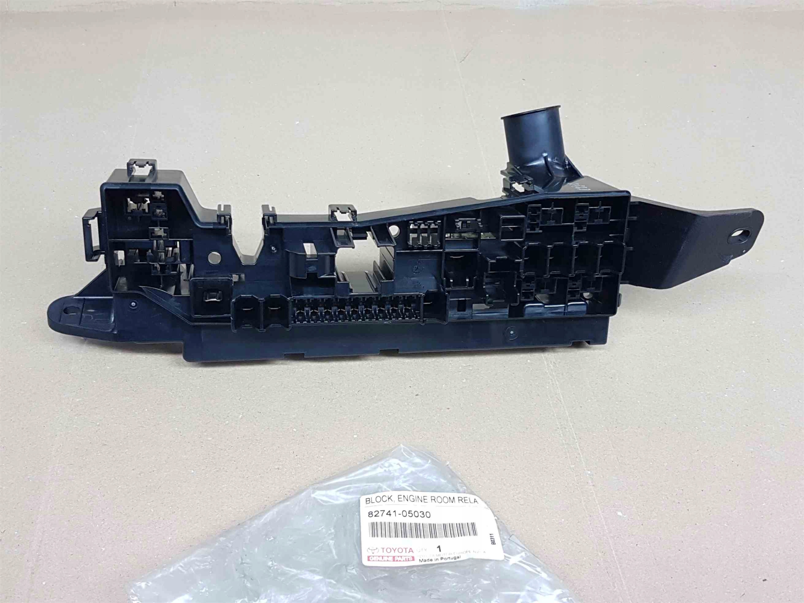 AVENSIS T25 03-08 SKRZYNKA PUSZKA BEZPIECZNIKÓW Typ samochodu Samochody osobowe