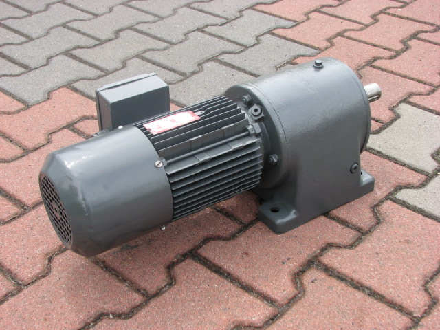 Motoreduktor dwubiegowy 0.1/0.4kw. 6.5/27obr./min. Marka SEW