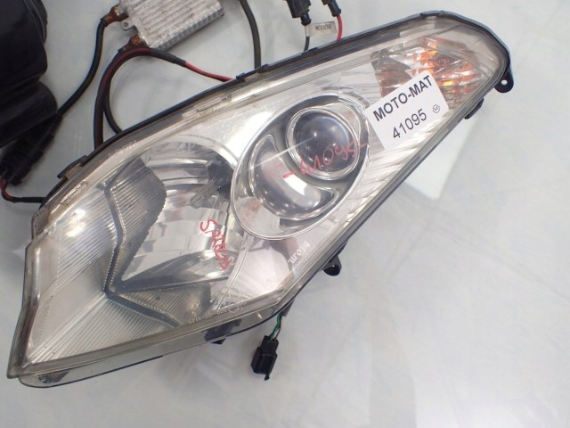 LAMPA REFLEKTOR XENÓN KOMPLET PEUGEOT SATELIS 125 Hmotnosť (s balením) 3 kg