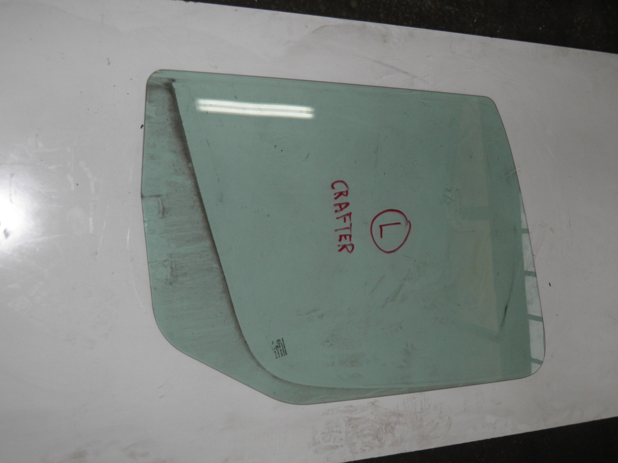 CRAFTER SPRINTER 906 Скло передніх дверей ліве 11R