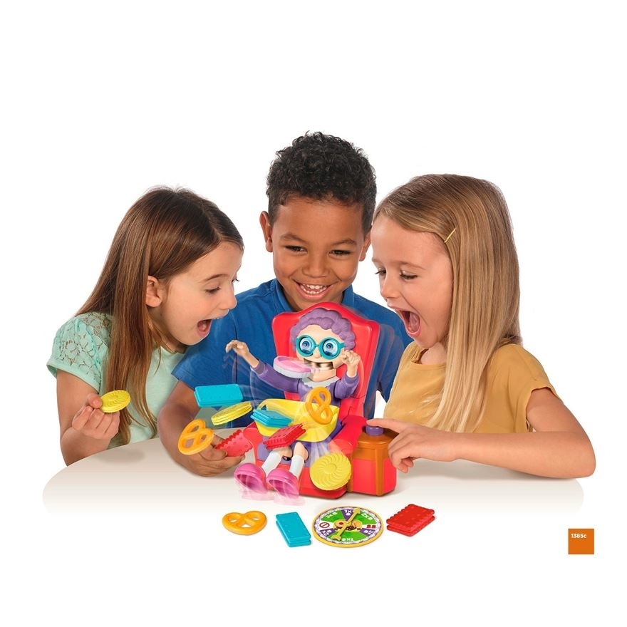 GRA ZRĘCZNOŚCIOWA ŁAKOCIE CHCIWEJ BABCI /TOMY/ Materiał karton plastik