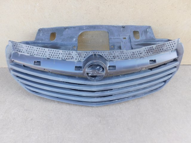 решетка радиатора opel VIVARO 2 II b 2014-