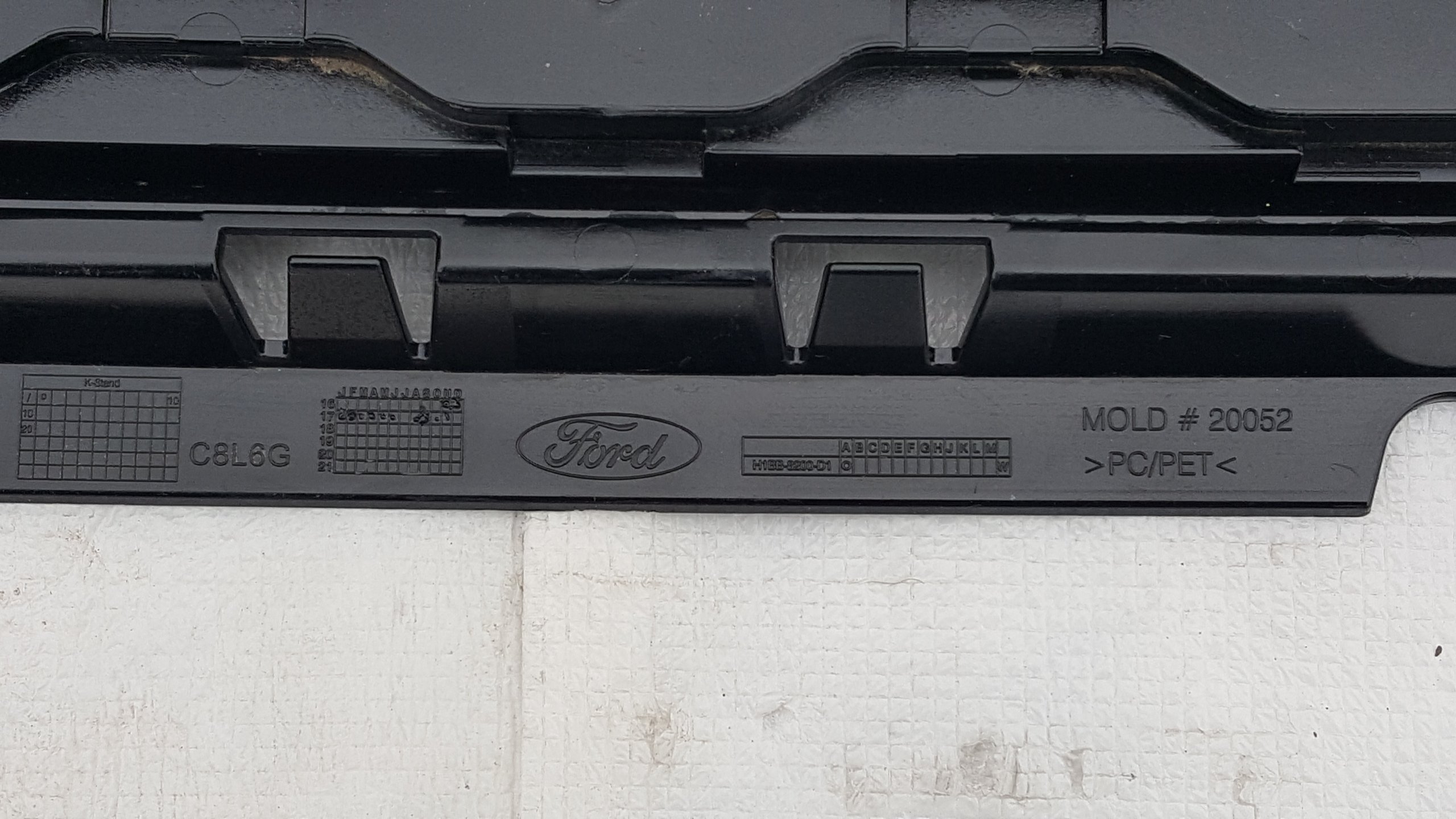 FIESTA MK8 ST LINE 2017 2021 ATRAPA GRILL ORYGINAL Installation side Front