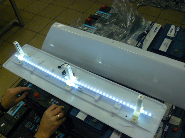 KOGUT TAXI SZPAKOWKA GAPA LAMPA DWUSTRONNY 90cm Color white