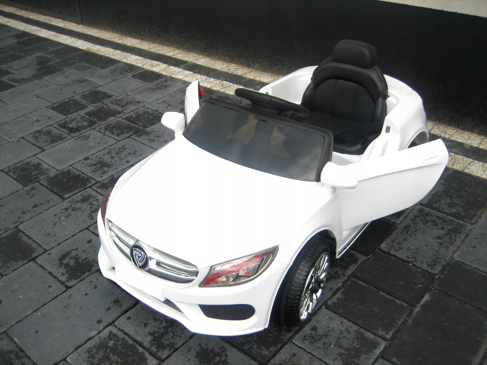 LIMUZYNA AUTO NA AKUMULATOR 3SILNIKI MP3 USB PILOT Materiał Plastik