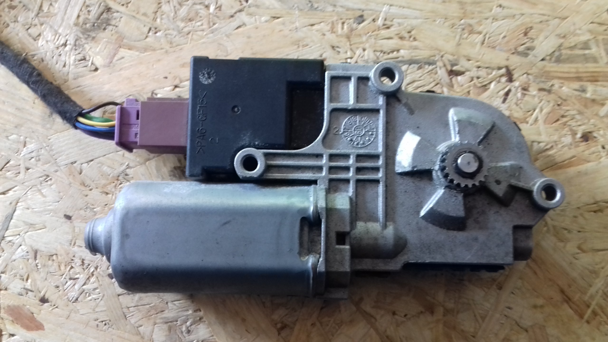 Двигатель люка Mercedes W218 a218820014