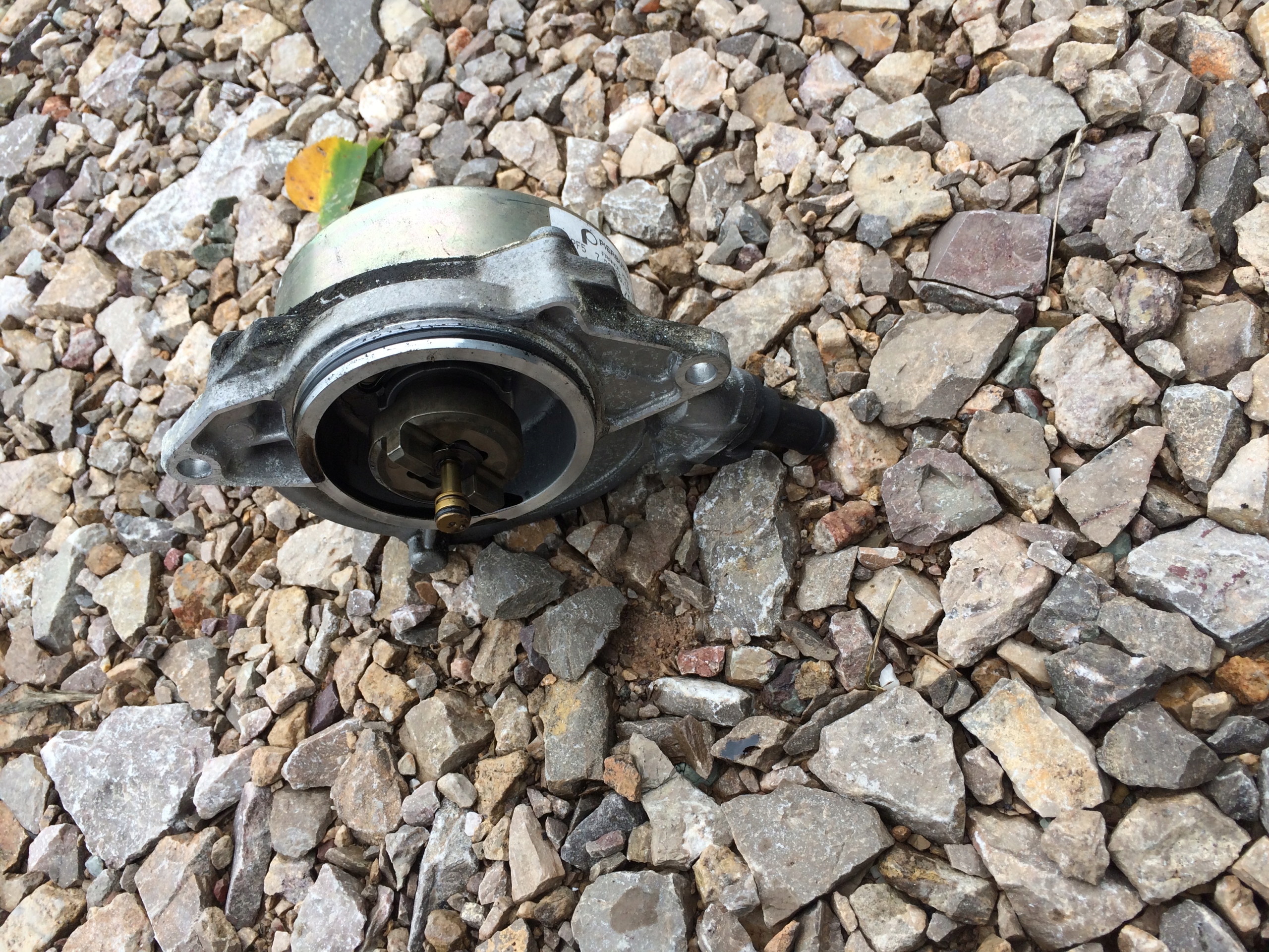 Audi OE 059145100J насос вакум TOUAREG