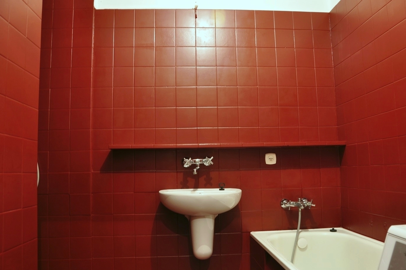 Крашеная плитка в ванной фото