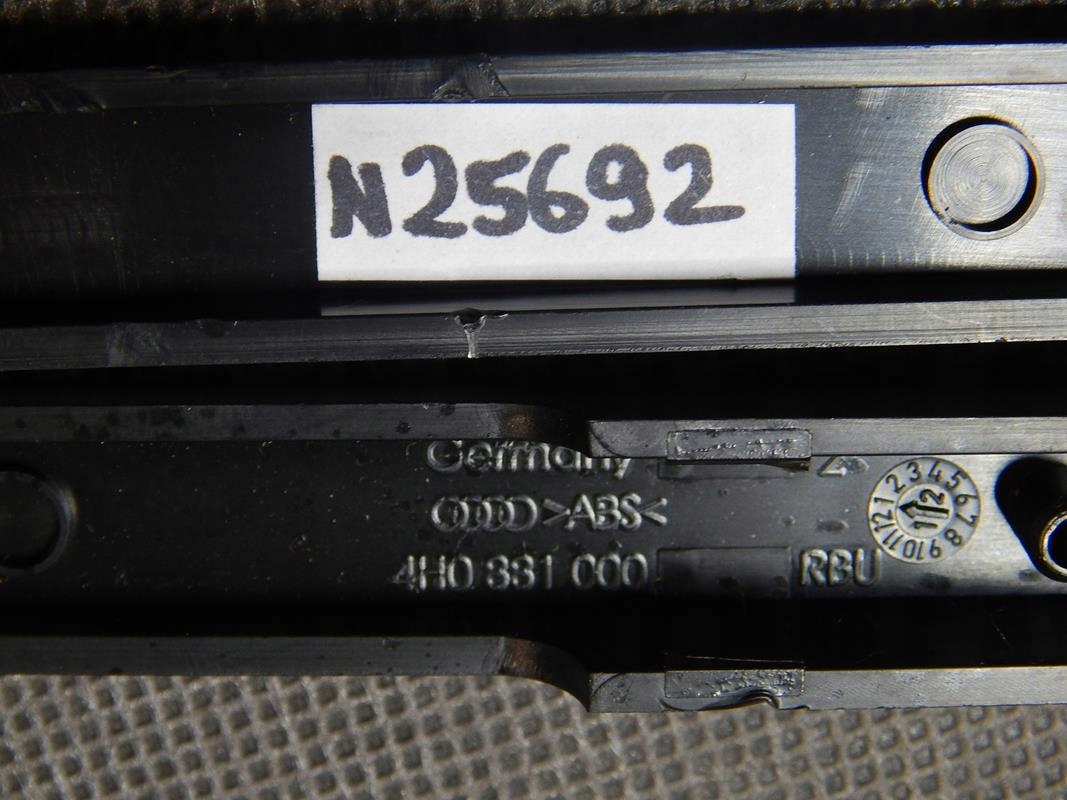 AUDI A8 D4 OSŁONA PLASTIK POSZYCIE 4H0881000 Producent części Audi OE