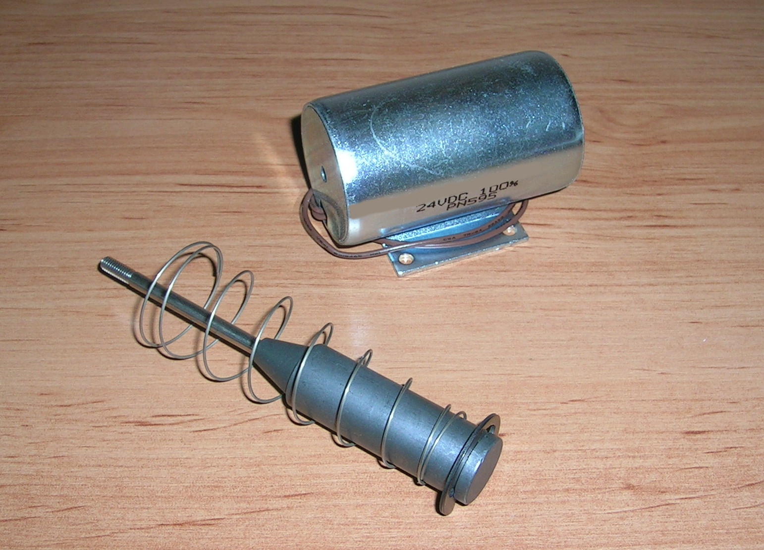 Elektromagnes Pchający 24V 0.4-6kg ze sprężyną Producent Intertec