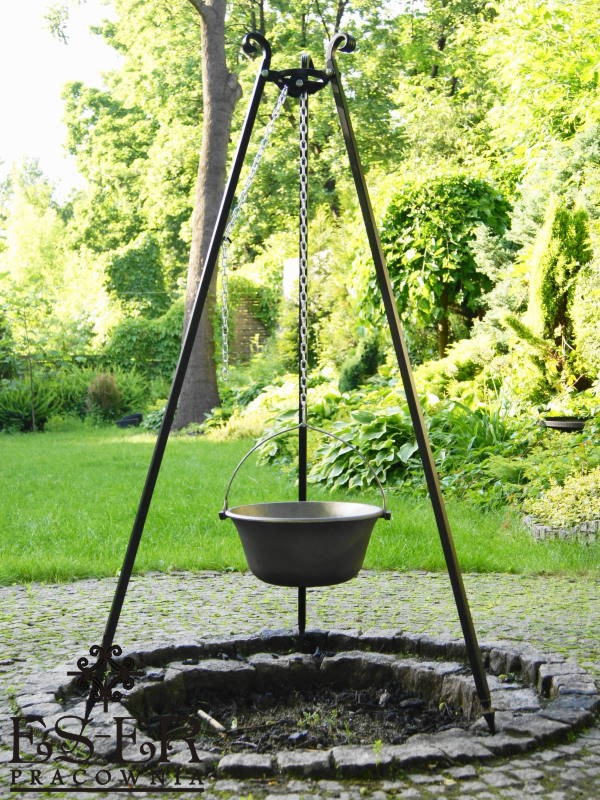 KOCIOŁEK ŻELIWNY 10.5l POKRYWA + KUTY STOJAK ES-ER Długość 160 cm