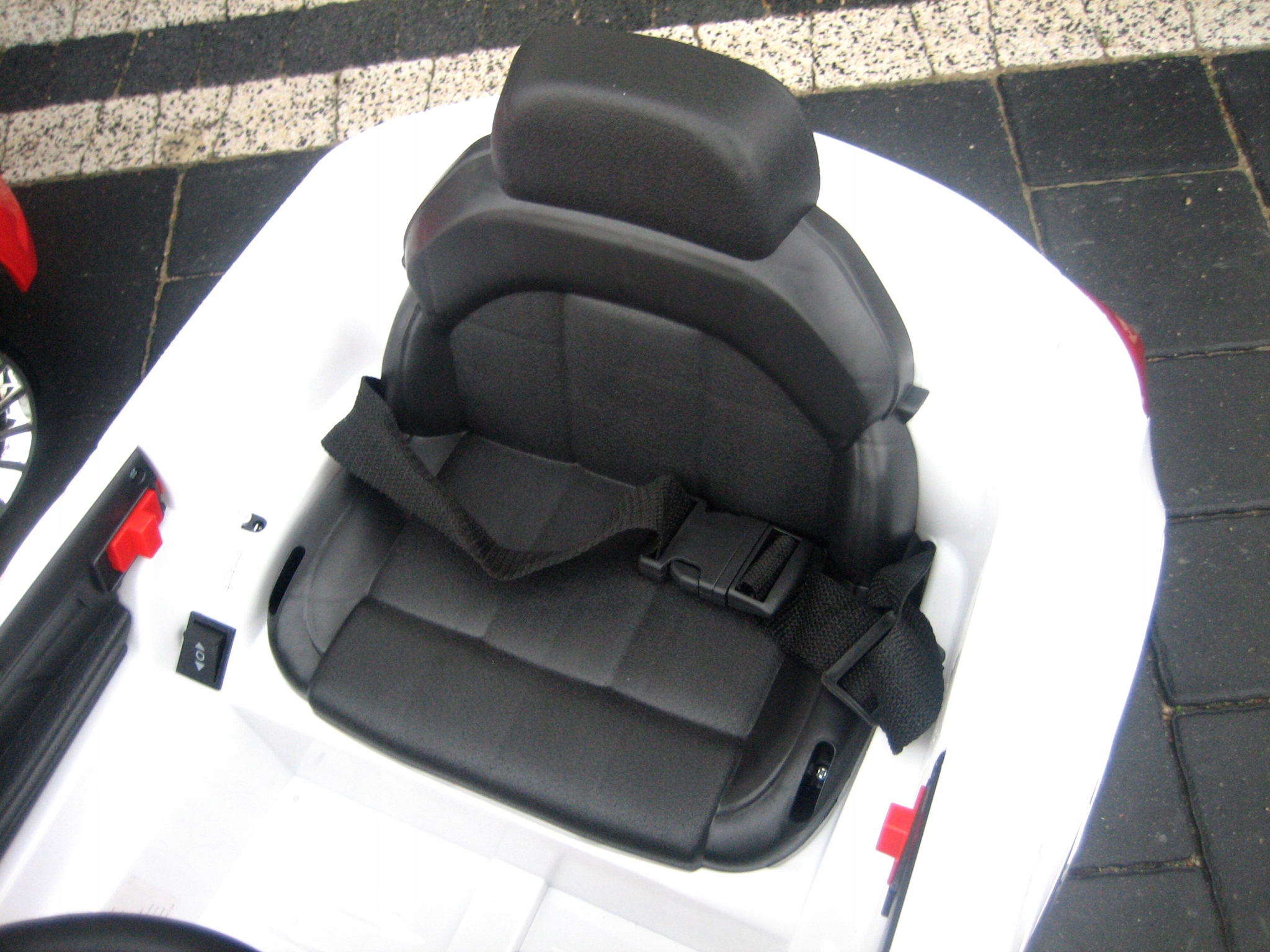 LIMUZYNA AUTO NA AKUMULATOR 3SILNIKI MP3 USB PILOT Szerokość pojazdu 50 cm