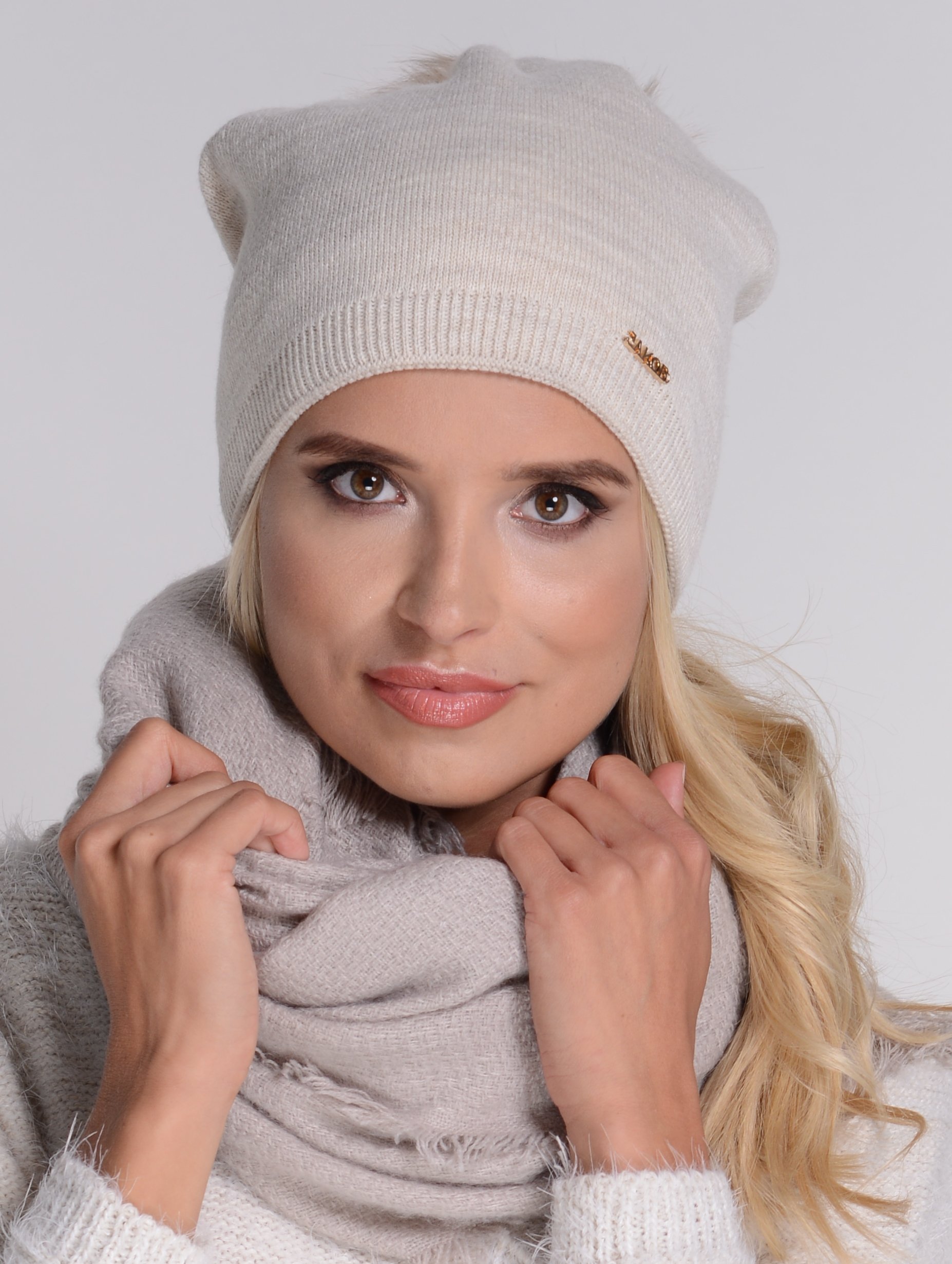 DAMSKA CZAPKA krasnal NA ZIMĘ Z POMPONEM BEŻOWA C7 Materiał dominujący akryl