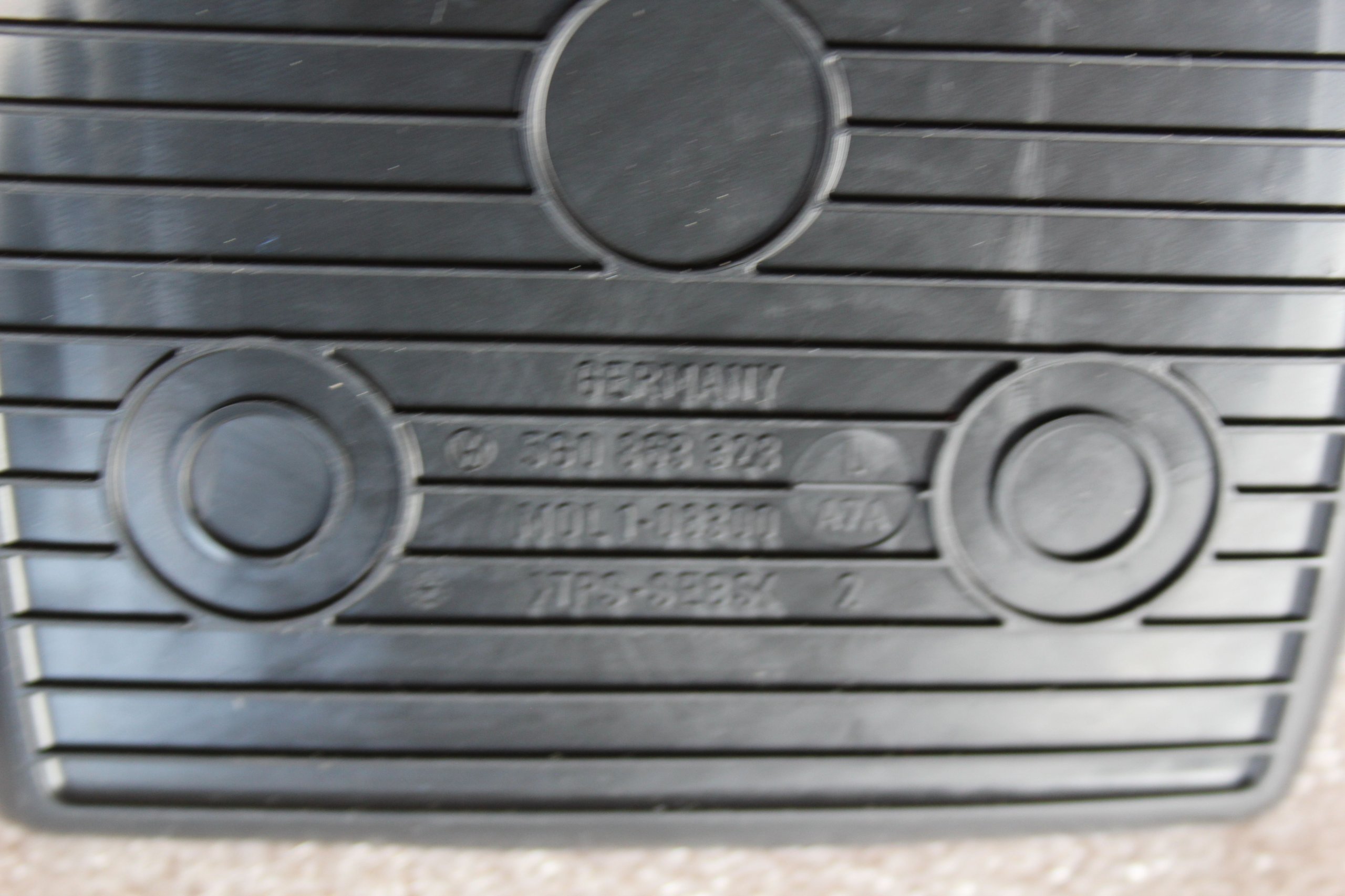 GUMA WYKŁADZINA SCHOWKA VW GOLF7 5G0863323 NOWA Producent części Volkswagen OE