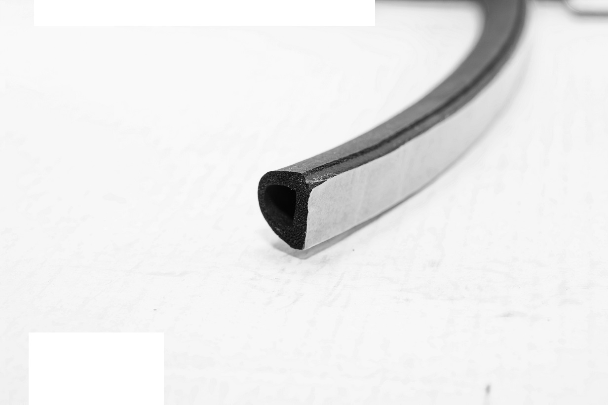 USZCZELKA GUMOWA Z KLEJEM DO OKIEN DRZWI typ-D Marka inna