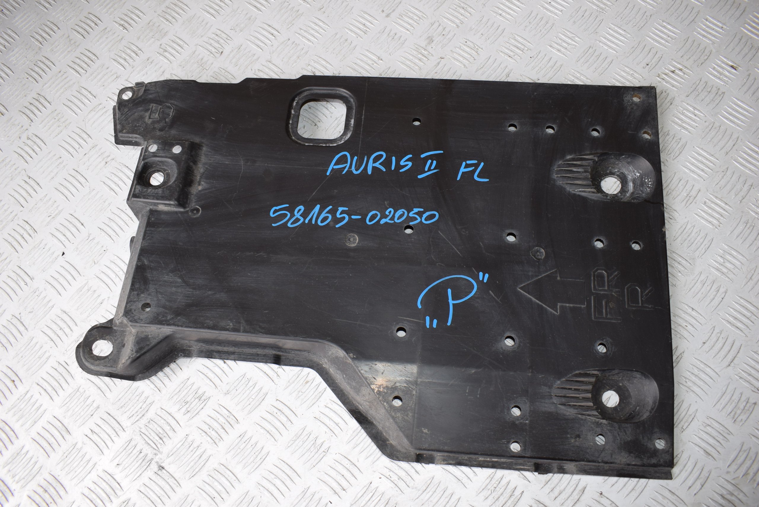 cover chassis right TOYOTA AURIS II LIFT