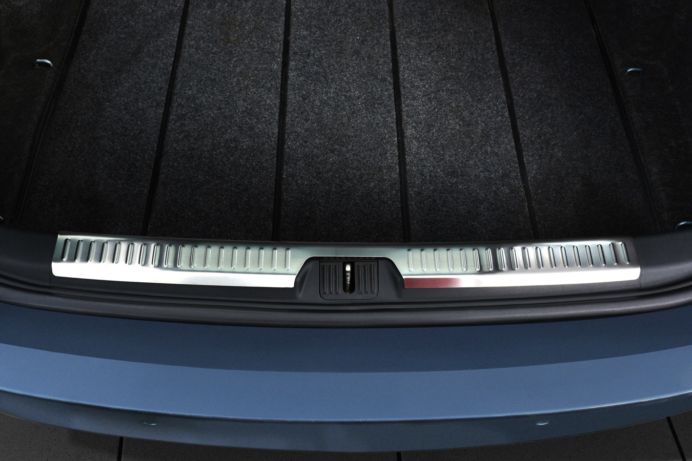 Накладка порога багажника accent x-3. Калина 1 универсал накладка на крышку багажника. Накладка крышки багажника vesta. Как называется накладка на багажник. Ручка багажника кашкай j10.