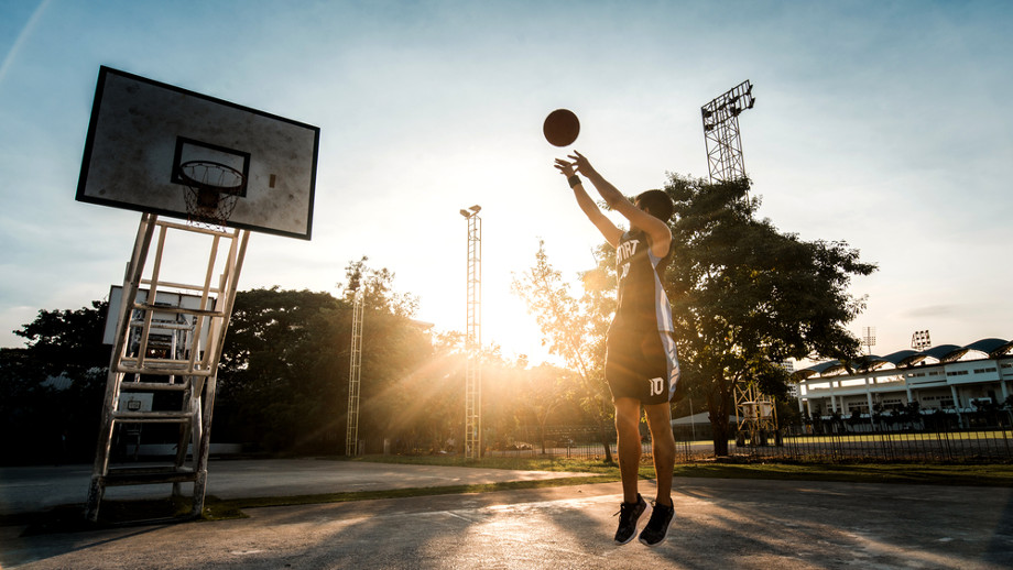 Streetball: buty oraz piłka na asfalt