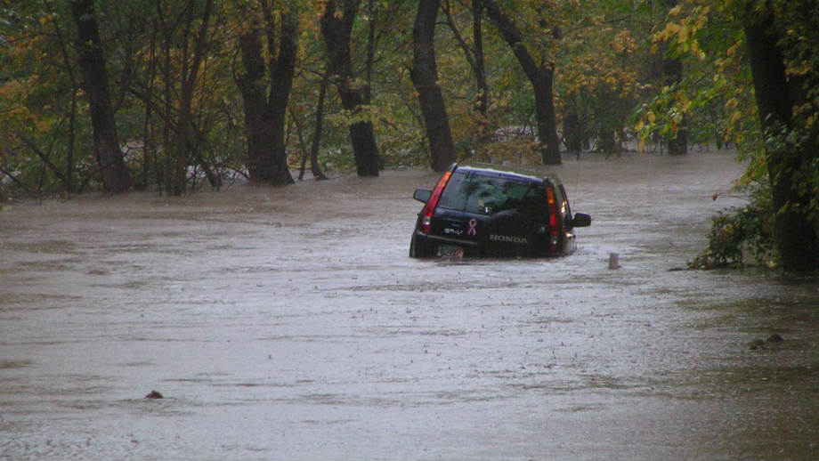 Jak rozpoznać i jak uratować samochód po powodzi? Allegro.pl