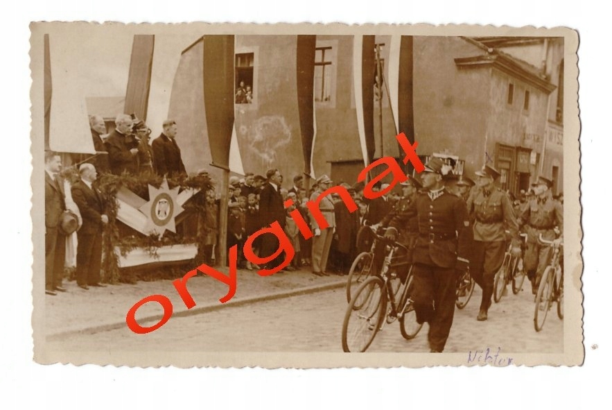 FOTOGRAFIA KOCHŁOWICE 37 ROK PRZEMARSZ REZERWISTÓW