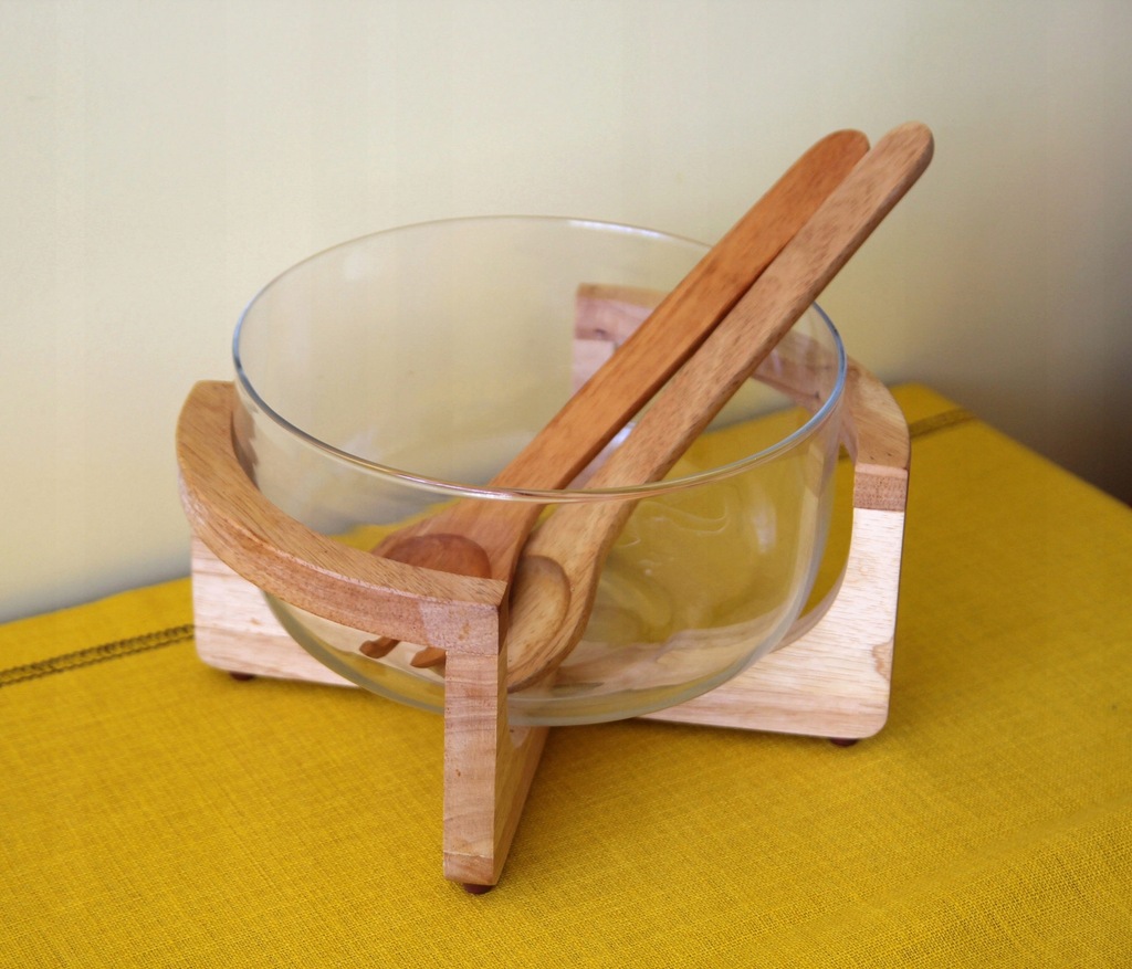 Salaterka, misa szklana do sałaty z łyżkami drew.