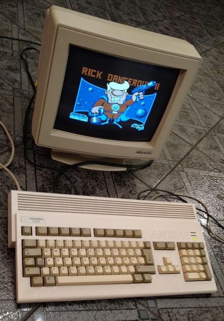 Amiga 1200 + M-Tec A1200, 2+4MB, FPU, HDD Flash