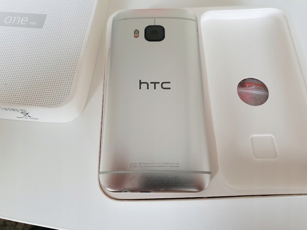 HTC M9 +Akcesoria+uchwyt z ładowarką Brodit