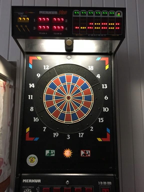 Dart na czterech graczy Merkur Plus niemiecki