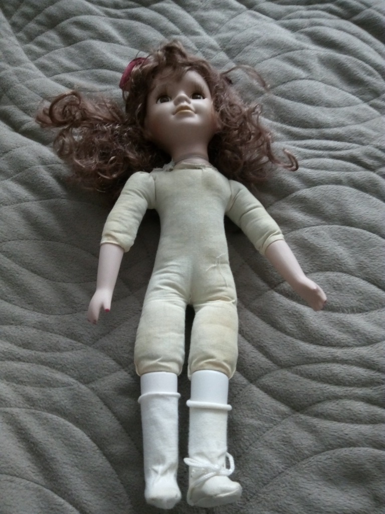 lalka porcelanowa  na  cześć