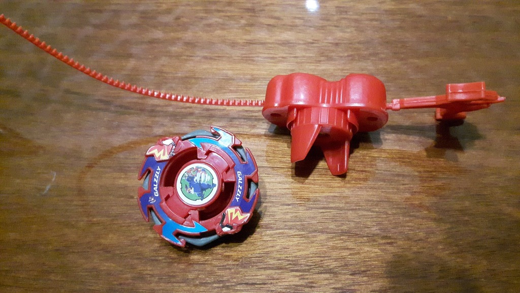 WYPRZEDAŻ BEYBLADE dysk Galzzly  + wyrzutnia