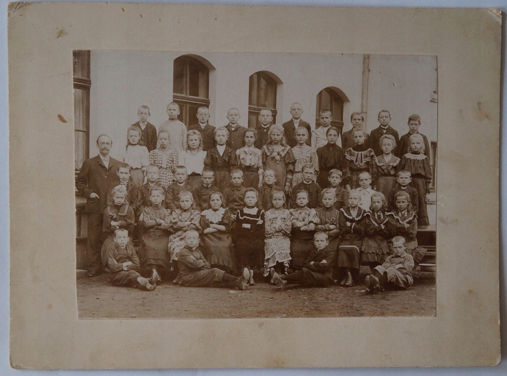 Dzieci, uczniowie przed szkołą, ok. 1900