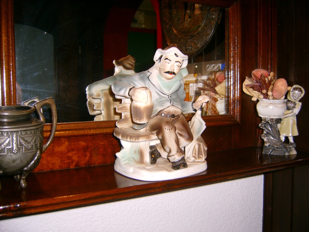 Figurka porcelana pijaczek na ławeczce STARA 20 cm