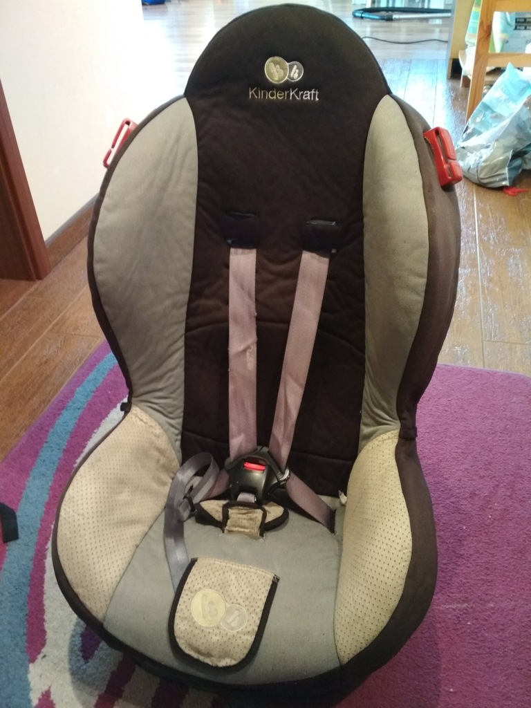 Dziecięcy fotelik samochodowy 9-25 kg używany