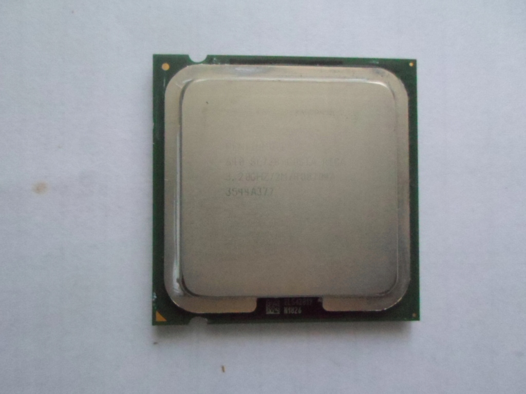 Procesor INTEL 04 Pentium 640 SL 7 . BCM.