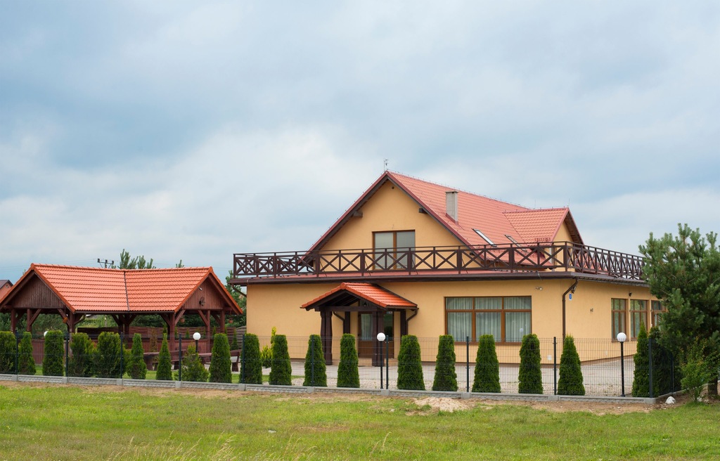 Dom jednorodzinny z wydzieloną częścią usługową 
