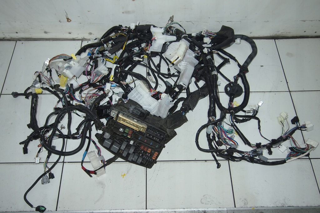 TOYOTA AVENSIS T27 15 2016 INSTALACJA BEZPIECZNIKI