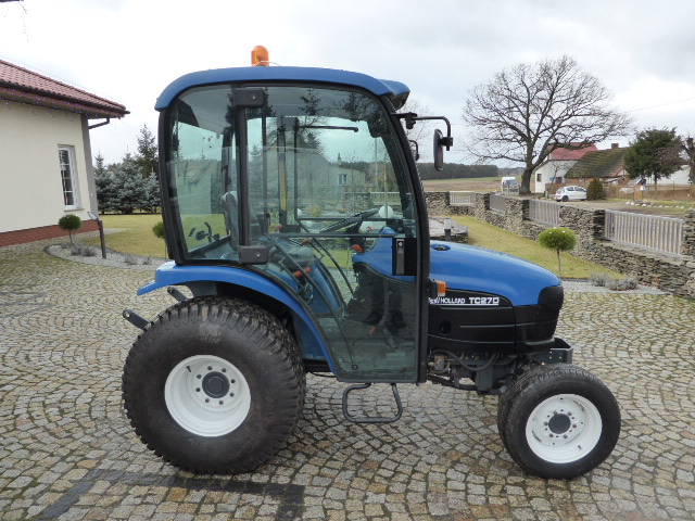 TRAKTOREK KOMUNALNY NEW HOLLAND TC27D