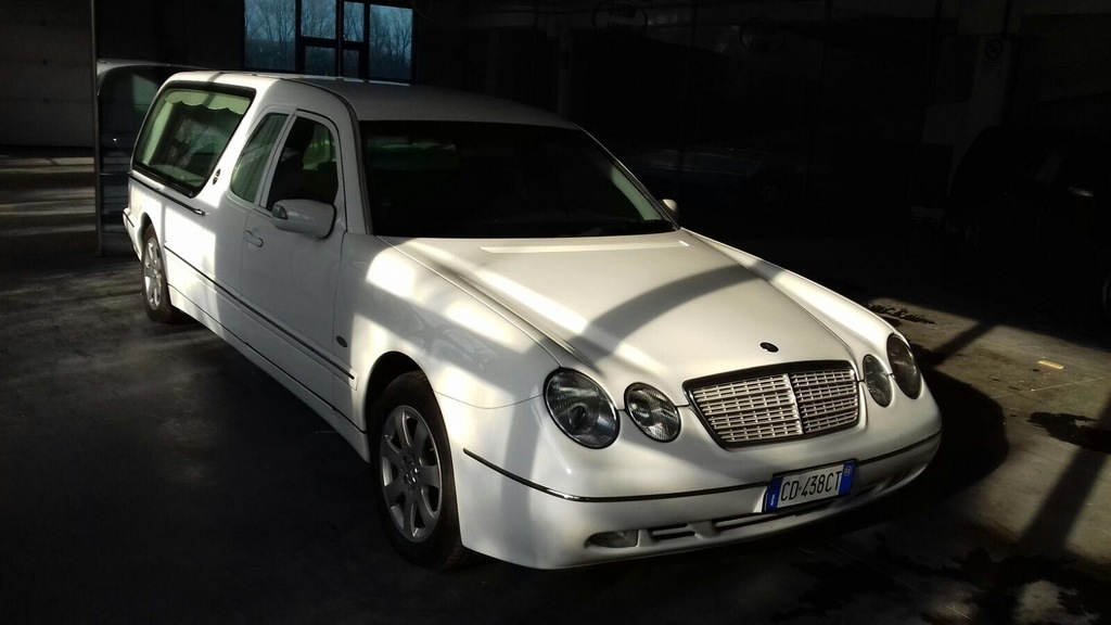Karawan pogrzebowy Mercedes w210 biały
