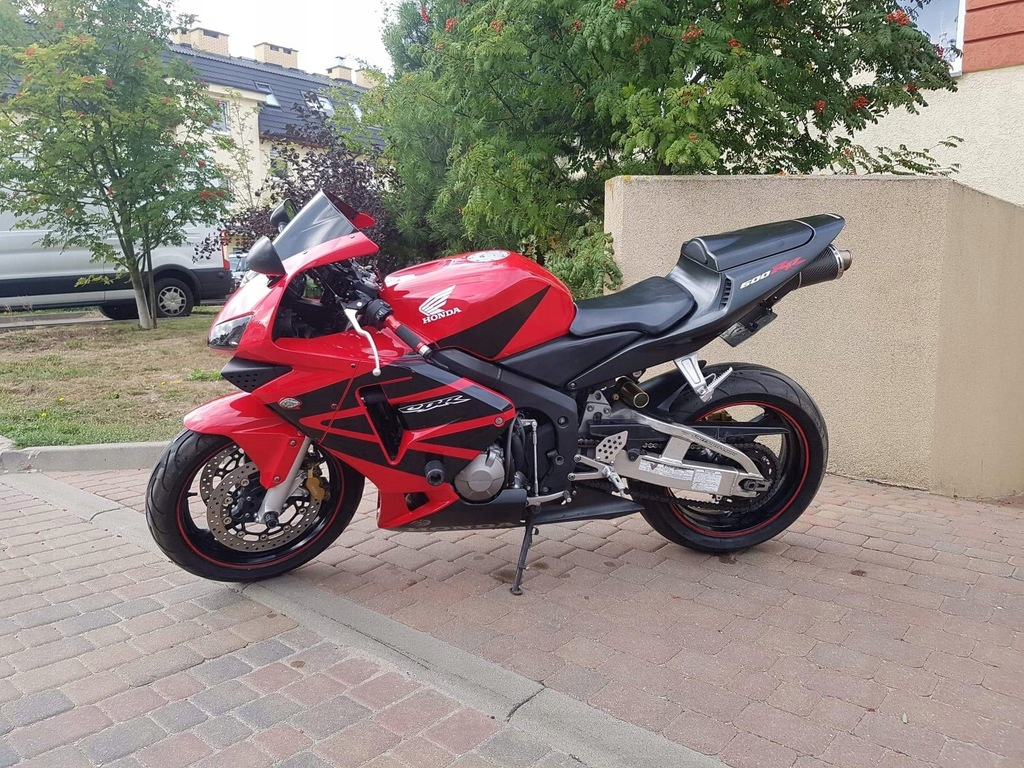 motor HONDA CBR 600RR czerwona motocykl 2004 bezwy