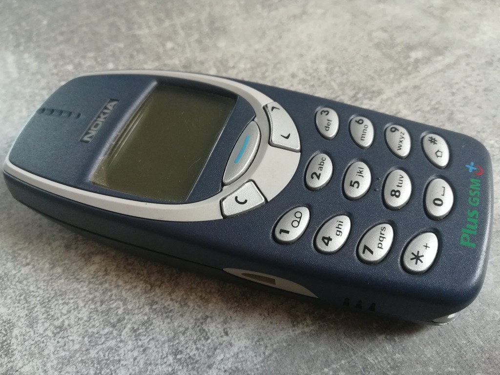 Nokia 3310 z folia na wyświetlaczu z logo PLUS GSM