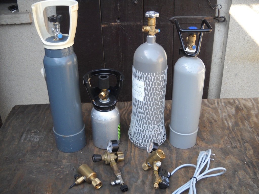 Butla CO2 (4 szt.)+reduktory (3 szt.) - zestaw.