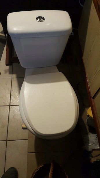 Muszla wc kompakt z twardą deską sedesową.
