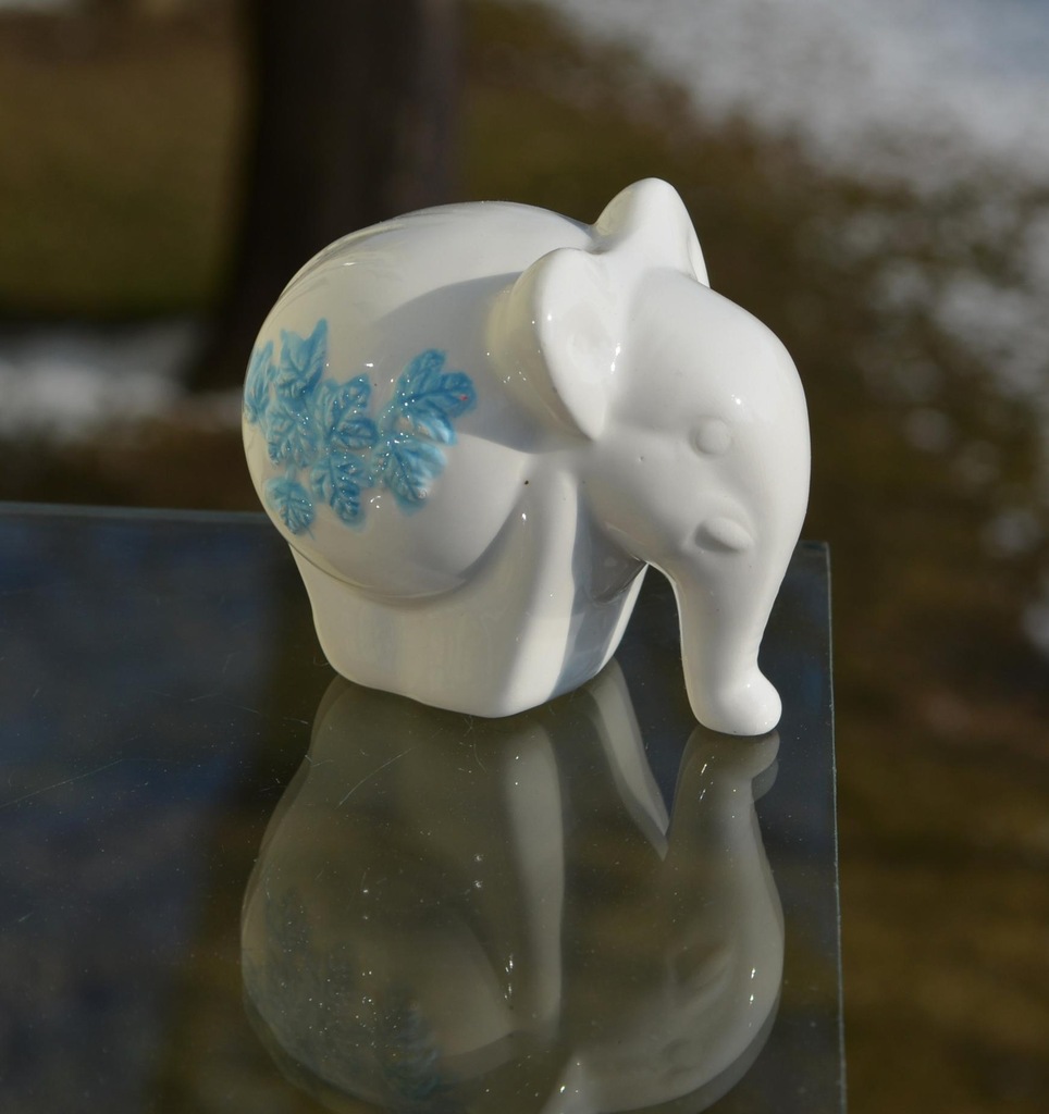 SŁONIK słoń FIGURKA z porcelany - biel i błękit
