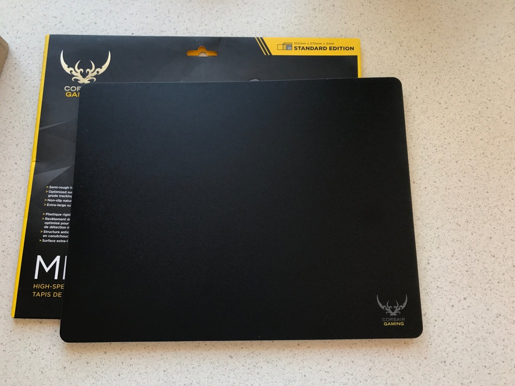 Podkładka Corsair MM400 oraz Corsair P9 Gaming DKT