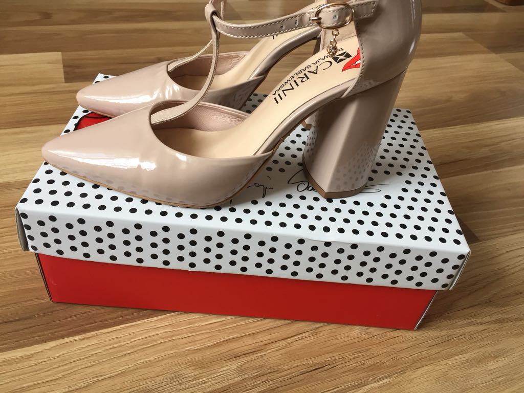 Eleganckie buty Maja Sablewska na szerokim obcasie