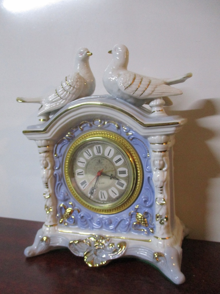 CIEKAWY PORCELANOWY ZEGAR ZEGAREK GOŁĘBIE PTAKI